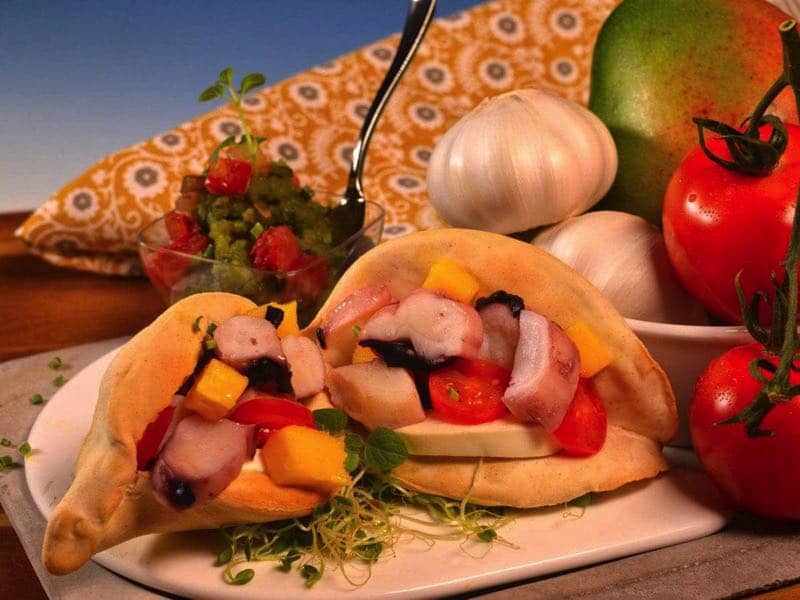Capresse de Calamares estilo pulpo al ajillo con arepas